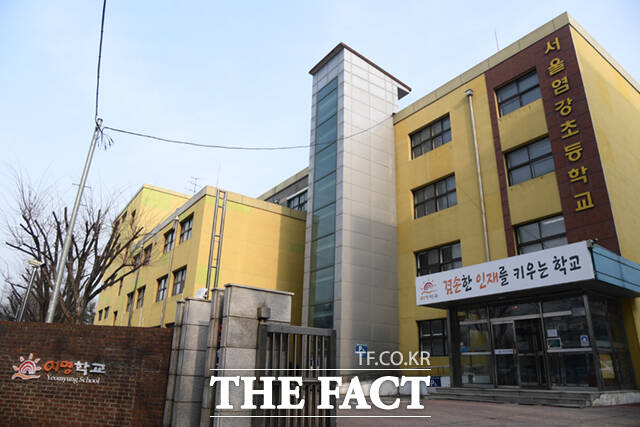 서울 강서구 염강초등학교 건물에 여명학교가 들어섰다. 이 학교는 지난 2020년 학생수 감소로 폐교했으며, 현재는 탈북민 청소년 중고등학교인 여명학교가 2026년까지 계약해 쓰기로 한 상태다.