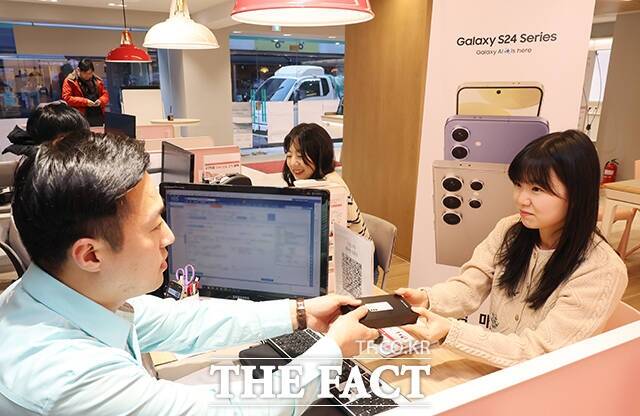 갤럭시S24 구매 고객들이 지난달 서울 종로구 KT플라자 광화문중앙점에서 개통을 받고 있다. /장윤석 기자