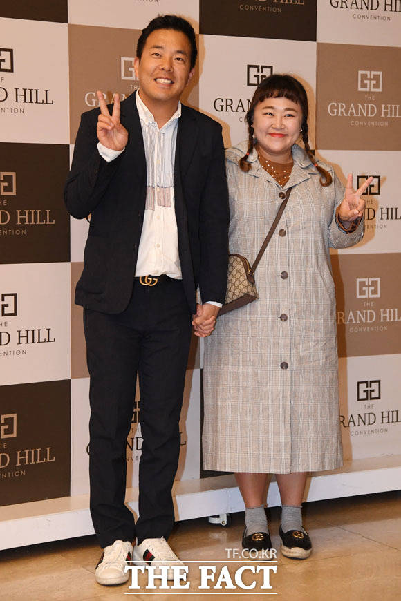 홍윤화(왼쪽)는 남편 김민기와 연휴에 시댁으로 향해 용돈 이벤트를 연다. /더팩트 DB