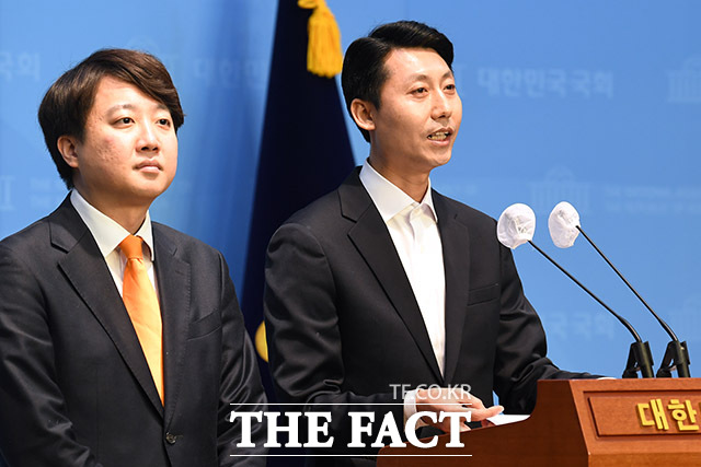 발언하는 개혁신당 영입인재인 이태환 전 세종시의회 의장(오른쪽).