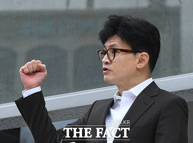 한동훈 비상대책위원장은 6일 서울 여의도 당사에서 기자들과 만나 더 많은 사람이 헌신하는 게 승리의 길이라며 중진 희생을 촉구했다. /이동률 기자