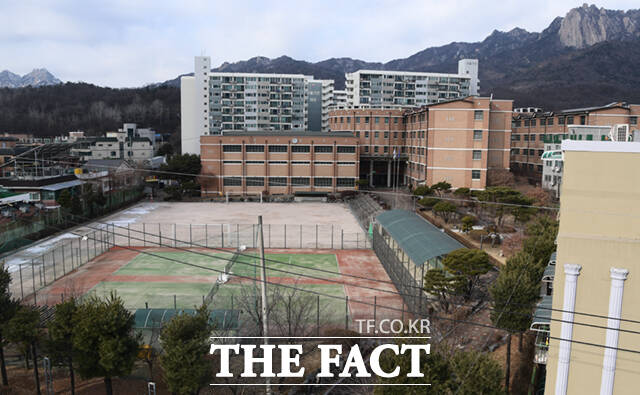 올해 마지막 졸업생을 배출한 서울 도봉고등학교가 텅 빈 모습을 보이고 있다. 서울 일반계 고등학교가 신입생 모집이 안 돼 폐교되는 사례는 이번이 처음이다.