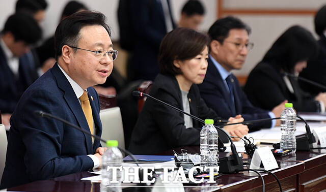 조규홍 보건복지부 장관(왼쪽)이 6일 오후 서울 종로구 정부서울청사에서 열린 2024년 제1차 보건의료정책심의위원회에 참석해 모두발언을 하고 있다. /임영무 기자