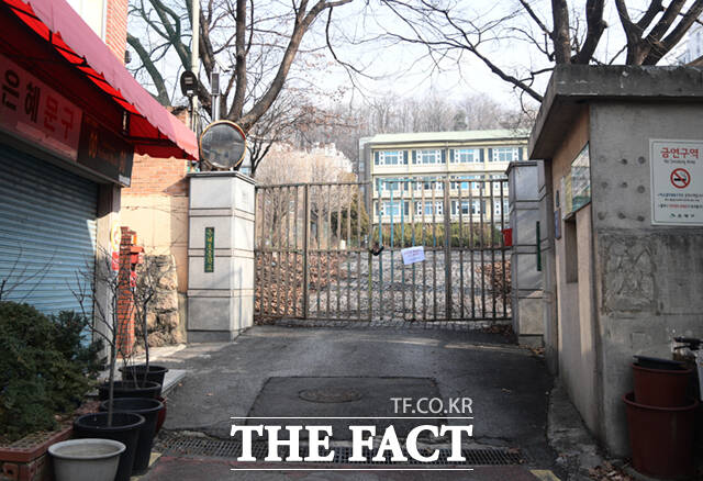 은혜초등학교 입구에 위치한 문구점 역시 굳게 닫힌 채 을씨년한 분위기를 보이고 있다.