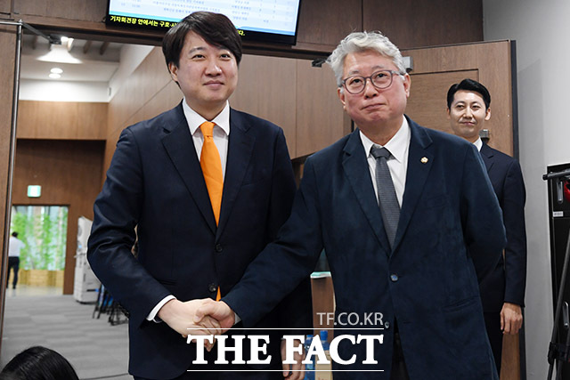 이준석 개혁신당 대표(왼쪽)와 조응천 무소속 의원이 6일 오전 서울 여의도 국회에서 인사를 나누고 있다. /국회=남용희 기자
