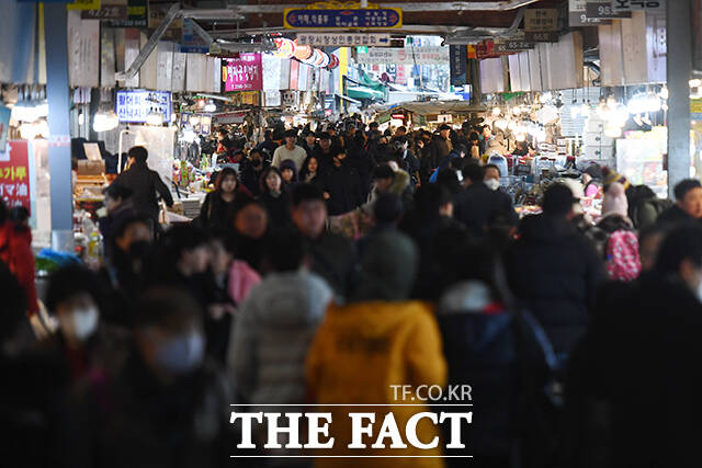 설 명절을 사흘 앞둔 7일 오후 서울 종로구 광장시장이 제수용품을 사러 나온 시민들로 붐비고 있다. /장윤석 기자