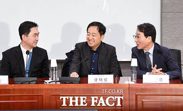 밝은 표정으로 대화하는 김종민 새로운미래 공동대표(왼쪽)와 원칙과상식 소속 이원욱 의원(오른쪽).