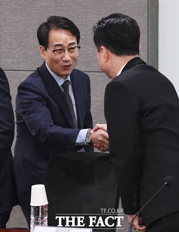 악수하는 원칙과상식 소속 이원욱 의원(왼쪽)과 김종민 새로운선택 공동대표.