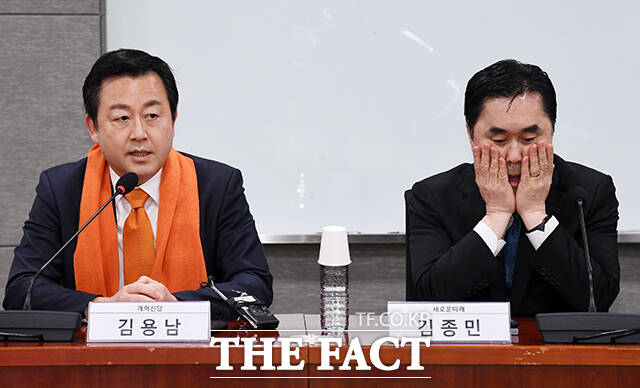 발언하는 김용남 정책위의장(왼쪽).