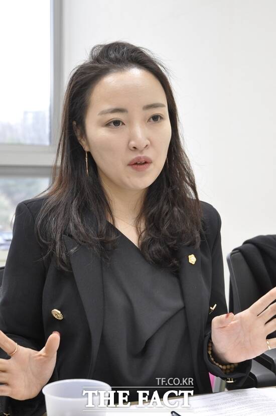 지난해 ‘길고양이 보호 조례’를 대표발의한 복아영 천안시의원이 올해 총선 이후 조례 재추진 의사를 밝혔다. / 천안=김경동 기자