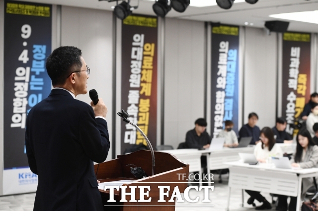 이필수 대한의사협회장이 지난 6일 오전 서울 용산구 대한의사협회 회관에서 열린 의대 정원 증원과 관련 대한의사협회 긴급 기자회견에서 입장문을 발표하고 있다. 의료계는 정부의 의대 증원 규모가 비과학적이고 정치적이라고 반발했다. 정부는 보수적 추계라며 이보다 더 줄일 수 없다고 밝혔다. /장윤석 기자