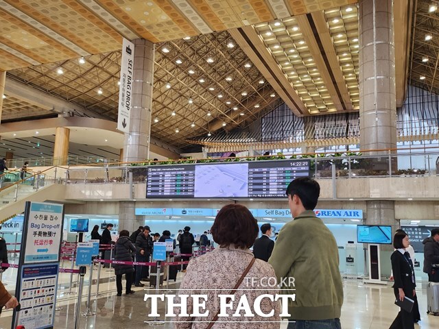 8일 김포국제공항은 연휴를 맞아 여행을 떠나는 가족 단위 승객들이 주를 이뤘다. 길지 않은 연휴라 가까운 일본이나 중국, 대만으로 향하는 여행객들이 대부분이었다. /이윤경 인턴기자