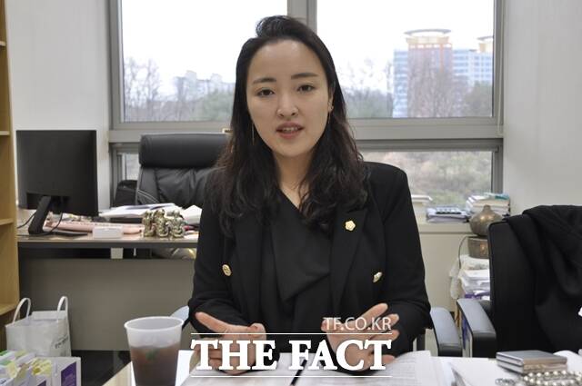 지난해 길고양이 보호 조례를 대표 발의한 복아영 천안시의원이 올해 총선 이후 조례 재추진 의사를 밝혔다. / 천안=김경동 기자