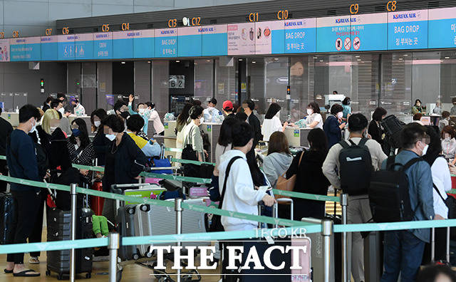 인천국제공항공사에 따르면 8~12일 인천국제공항에 97만6922명이 몰릴 것으로 예상된다. /남용희 기자
