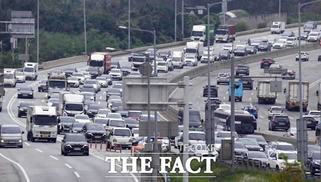 11일 고향 방문 후 서울로 돌아오는 차량이 몰리면서 전국 주요 고속도로 상행선이 극심한 혼잡을 빚고 있다. /임영무 기자