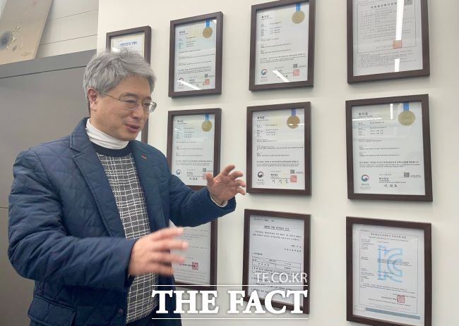 배성현 성흥티에스 대표가 11일 성남 자신의 사무실에서 보유하고 있는 특허 등을 설명하고 있다./