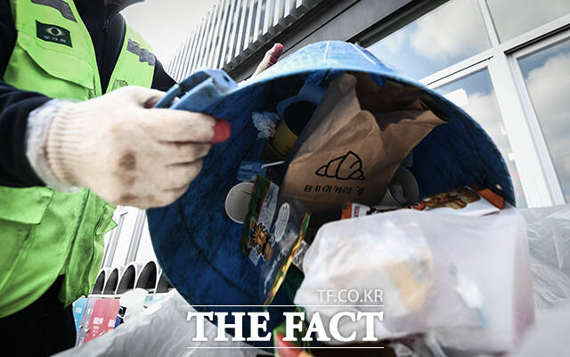 9일 안성휴게소 환경미화원이 비우고 있는 쓰레기통에는 분리수거가 안 된 쓰레기들로 가득했다.