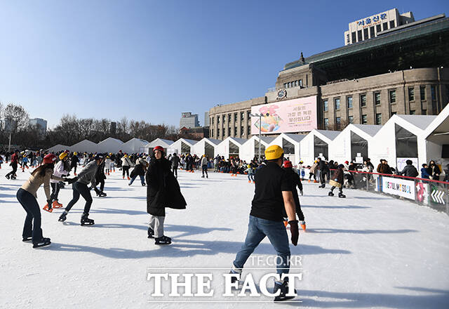설 연휴 마지막 날인 12일 오후 서울광장 스케이트장을 찾은 시민들이 스케이트를 즐기고 있다. /장윤석 기자