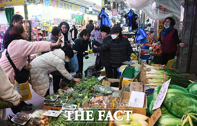 새해 소비자물가 상승률이 2%대로 떨어졌지만 과일값이 큰 폭으로 뛰었다. 사진은 설 명절을 일주일 앞둔 지난 3일 오전 서울 마포구 망원시장에서 시민들이 채소를 구매하고 있는 모습. /이동률 기자