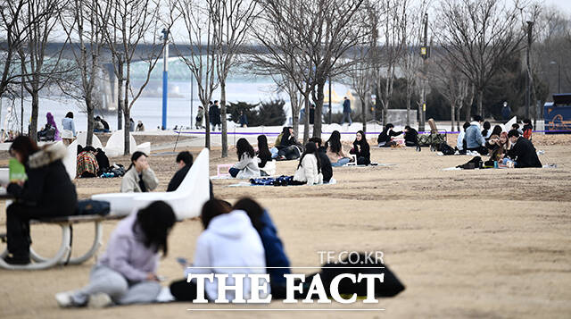 서울 낮 최고기온이 14도를 보인 13일 오후 서울 영등포구 여의도 한강공원을 찾은 시민들이 피크닉을 즐기고 있다. /박헌우 기자