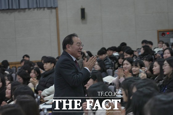 부산교육청은 13일 2024학년도 유･초등(특수) 신규교사 임명장 수여식이 개최했다고 밝혔다. /부산시교육청.