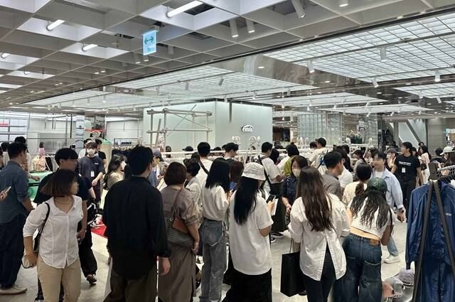 지난해 9월 신세계백화점 강남점 8층 영패션관을 리뉴얼한 뉴스트리트 매장에서 방문객들이 쇼핑하고 있다. /신세계백화점