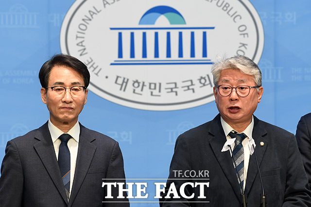 개혁신당에 합류한 조응천 의(오른쪽)과 이원욱 의원이 13일 오전 서울 여의도 국회 소통관에서 제22대 총선 출마 선언을 하고 있다. /국회=남용희 기자