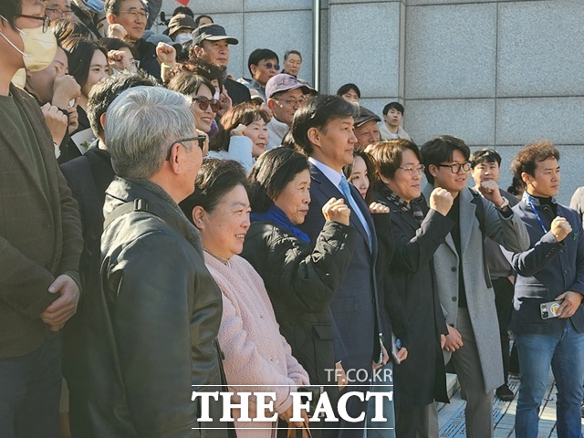 조국 전 법무부 장관이 13일 부산에서 신당 창당을 선언한 뒤 지지자들과 기념사진을 찍고 있다./부산=강보금 기자