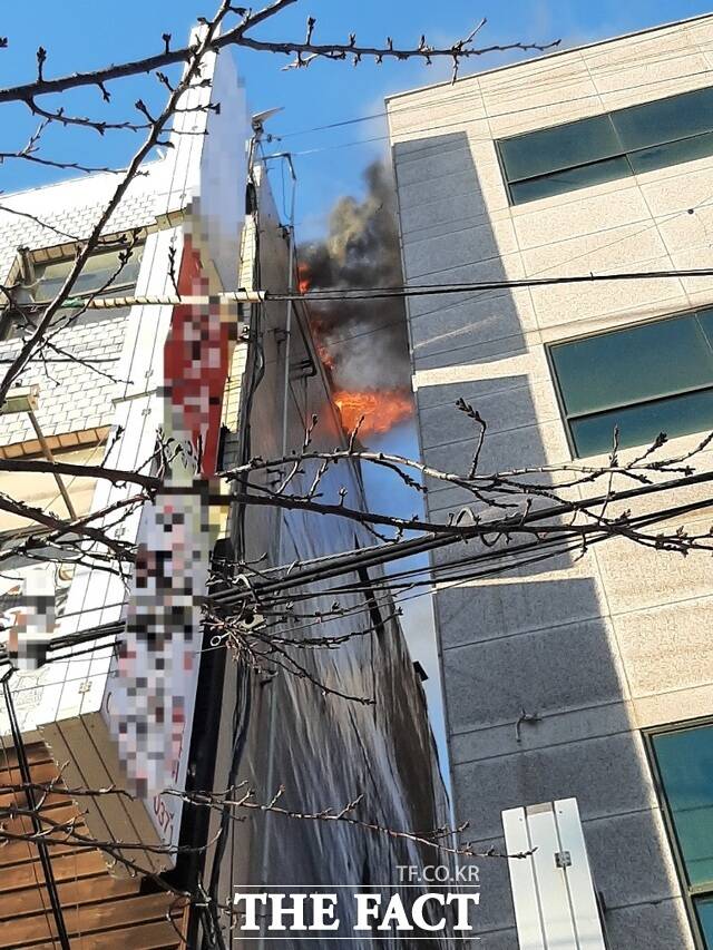 13일 포항시 북구 덕산동의 한 건물에서 연기가 나고 있다./경북소방본부