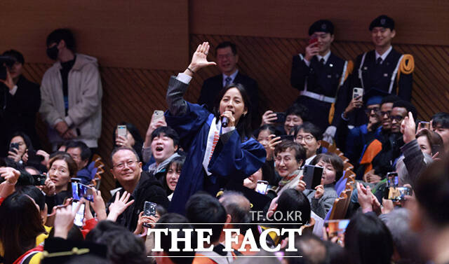 가수 이효리(공연예술학부 연극영화전공 98학번)가 14일 오전 서울 성북구 국민대학교 콘서트홀에서 열린 2023학년도 전기 학위수여식에서 축하공연을 하고 있다.