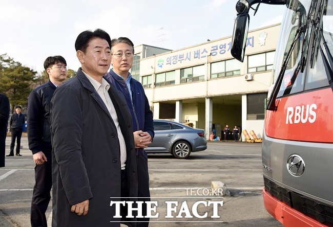 김동근 의정부시장이 13일 낙양동 버스공영차고지에서 민락‧고산지구~상봉역 운행 광역버스에 대한 현장점검을 하고 있다. /의정부시