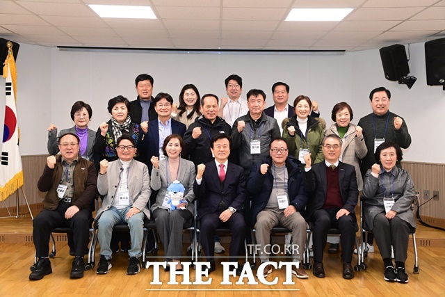 K-기업가정신 교육을 받기 위해 진주 K-기업가정신센터를 찾은 서울시의회 의원들과 조규일 진주시장(앞줄 가운데)이 기념 촬영을 하고 있다./진주시