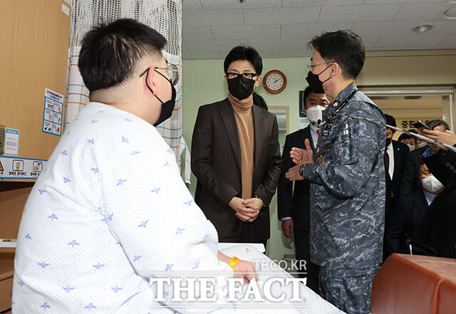 한동훈 국민의힘 비상대책위원장(가운데)과 이국종 국군대전병원장(오른쪽)이 15일 국군대전병원에서 입원한 장병들을 격려하고 있다. /국회사진취재단