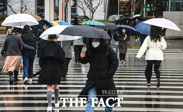 전국에 비가 예보된 15일 오전 서울 영등포구 여의도역 일대의 시민들이 우산을 쓰고 발걸음을 재촉하고 있다. /이동률 기자