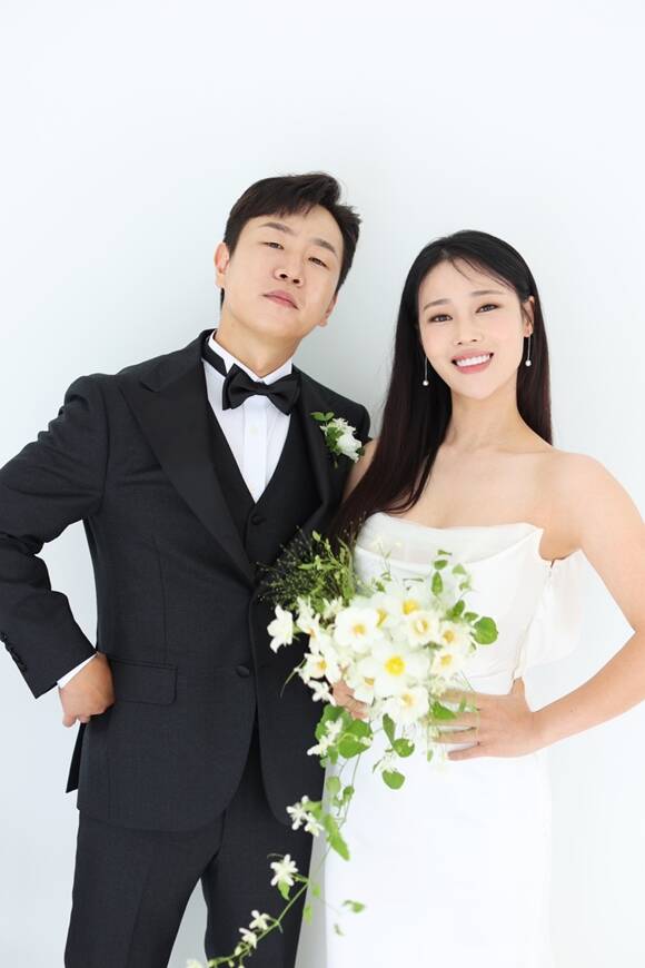 정호철(왼쪽)과 이혜찌가 3월 9일 결혼한다. /A2Z엔터테인먼트