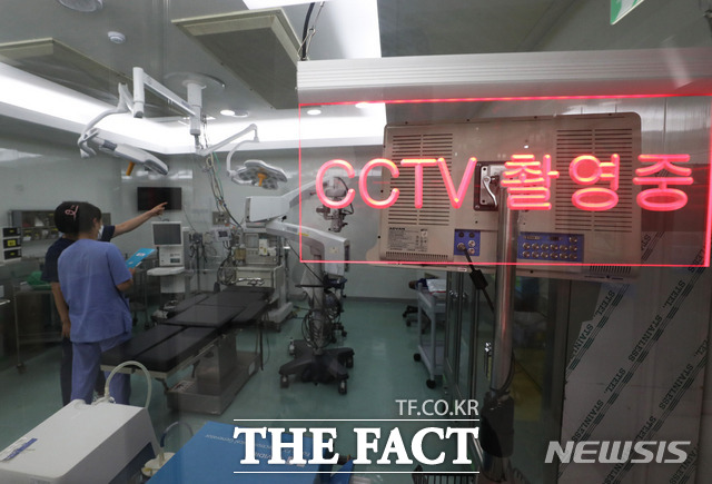 경기 수원시 장안구 경기도의료원 수원병원 수술실에서 병원관계자들이 CCTV를 점검하고 있다./뉴시스