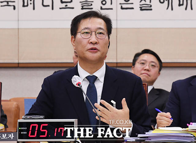 박성재 법무부장관 후보자가 15일 국회 법제사법위원회에서 열린 자신의 인사청문회에서 질의에 답변하고 있다./배정한 기