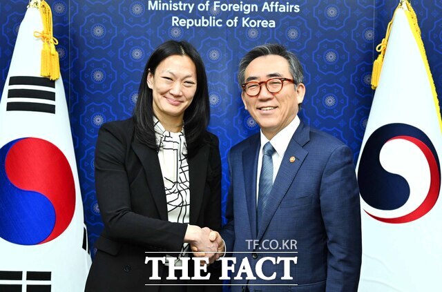 조태열 외교장관(오른쪽)은 15일 오전 서울 외교부청사에서 줄리 터너(Julie Turner) 미국 국무부 북한인권특사를 만났다. /외교부 제공