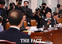  박성재 법무장관 후보자에게 질의하는 박용진 의원 [포토]