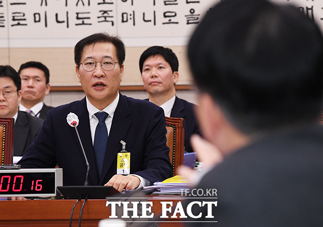 박성재 법무부 장관 후보자가 15일 오전 서울 여의도 국회에서 열린 인사청문회에 참석해 질의에 답변을 하고 있다. /배정한 기자