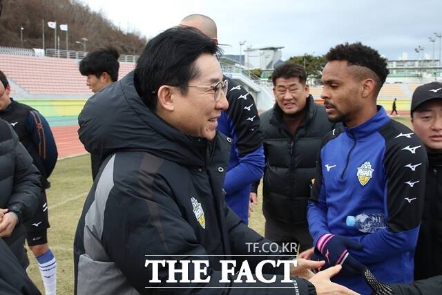 박경귀 아산시장이 15일 충남아산프로축구단의 2차 동계전지훈련지인 전남 순천시를 방문해 선수단과 관계자를 격려했다. / 아산시