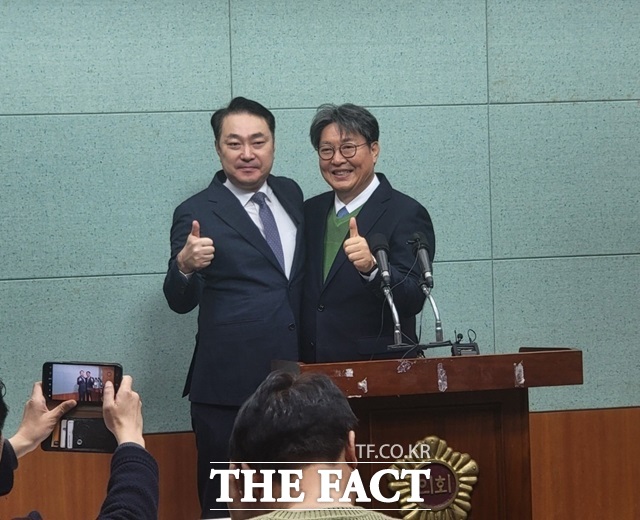 고상진 더불어민주당 익산갑 예비후보(왼쪽)와 이춘석 예비후보가 15일 전북도청 기자실에서 기자회견을 갖고 있다/홍문수 기자
