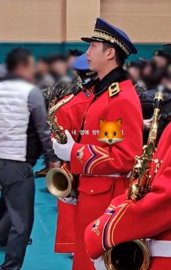 방탄소년단 RM이 군악대에서 복무 중인 모습이 공개됐다. /온라인 커뮤니티