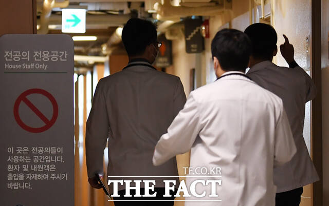 서울의 한 대학병원에서 의료진들이 전공의 전용공간으로 이동하고 있다.