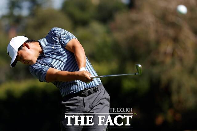 김주형이 PGA 투어 제네시스 인비테이셔널 2라운드에서 공동 11위를 기록했다. 15일(현지시각) 미 캘리포니아주 로스앤젤레스 퍼시픽 팰리세이즈의 리비에라 컨트리클럽에서 열린 PGA 투어 2024 제네시스 인비테이셔널 12번 페어웨이에서 샷하고 있다. /AP.뉴시스