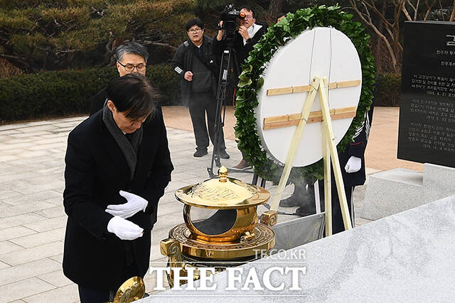 김영삼 전 대통령 묘역에 분향하는 조국 전 법무부장관.