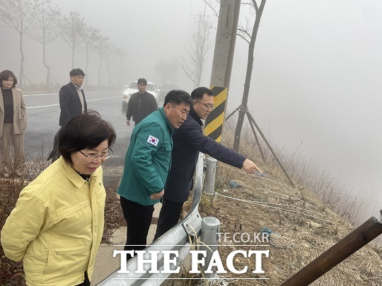 김철태 고창부군수가 19일 주요 현안사업인 달빛노을 양고살재 조성사업 현장을 점검했다./군 제공