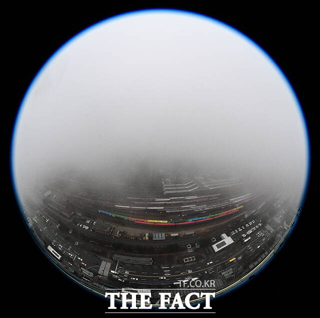 전국적으로 짙은 안개가 예보된 19일 오전 서울시 마포구 수색차량기지 일대에 안개가 자욱하게 깔려있다. /이동률 기자