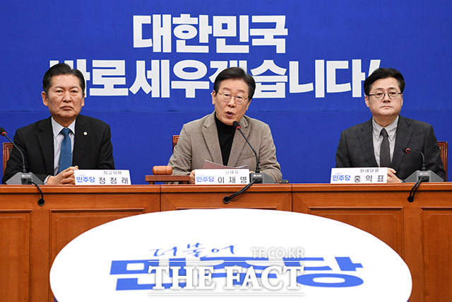 이재명 더불어민주당 대표(가운데)가 19일 오전 서울 여의도 국회에서 열린 최고위원회의에서 발언을 하고 있다. /국회=남용희 기자