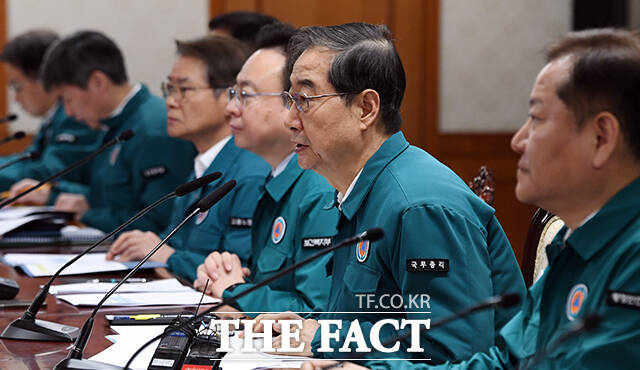 한덕수 국무총리(오른쪽 두번째)는 19일 오전 서울 종로구 정부서울청사에서 의사집단행동 대응 관계장관회의를 주재했다. /임영무 기자